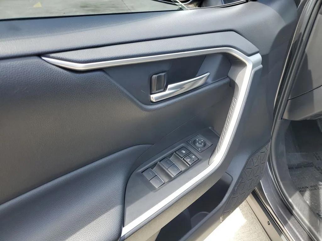 2024 Toyota RAV4 XLE photo 18