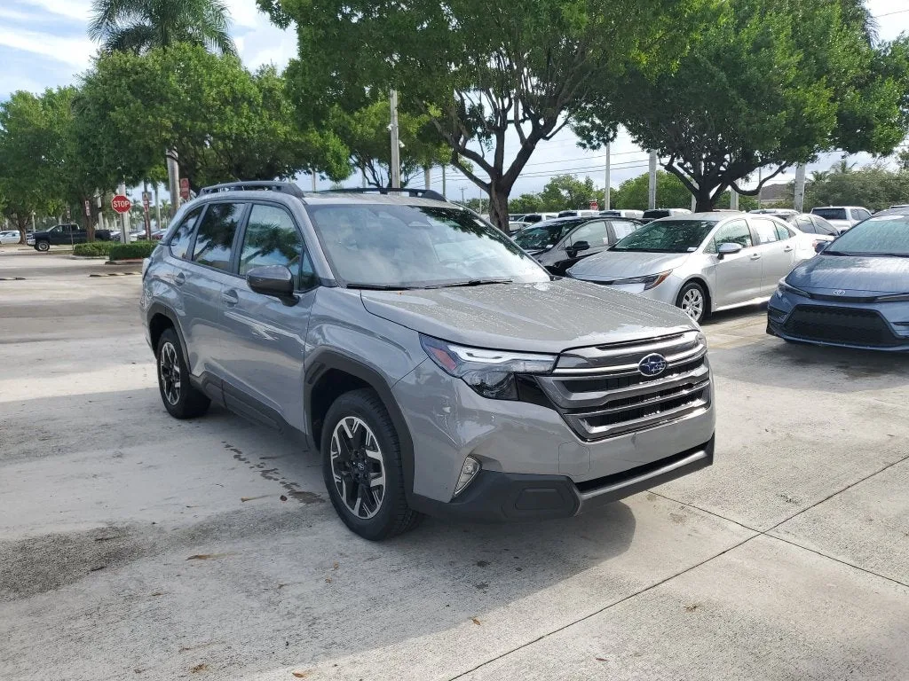 2025 Subaru Forester Premium photo 3