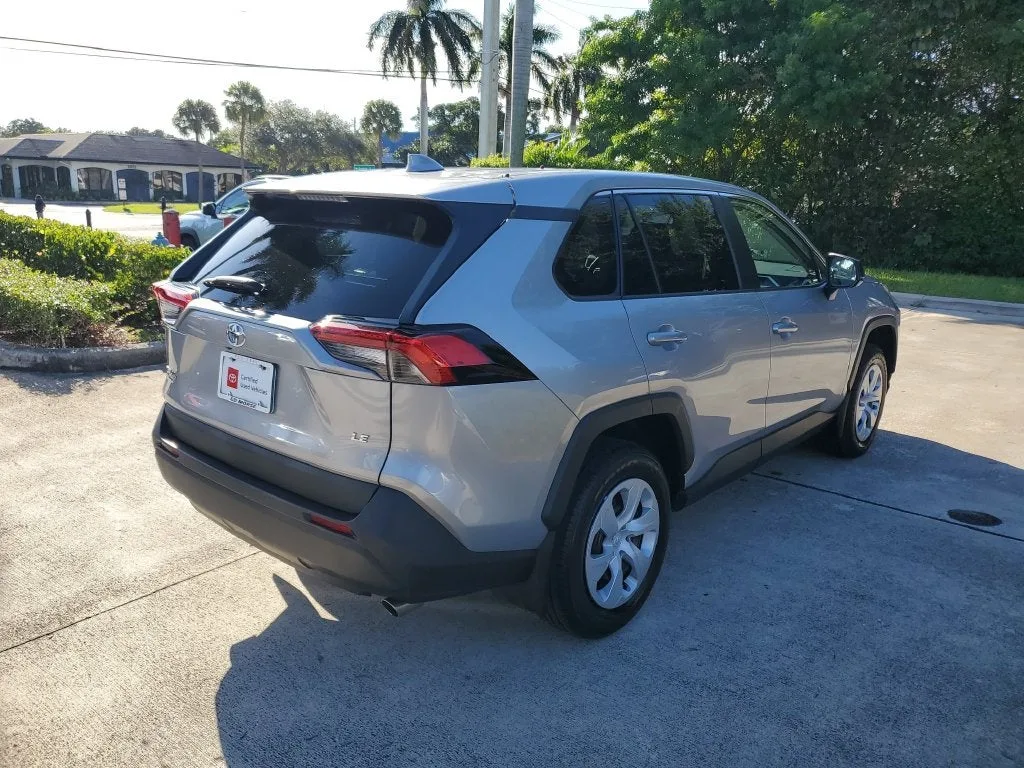 2024 Toyota RAV4 LE photo 4