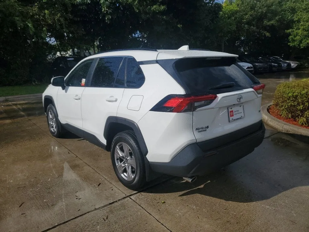 2025 Toyota RAV4 XLE photo 6