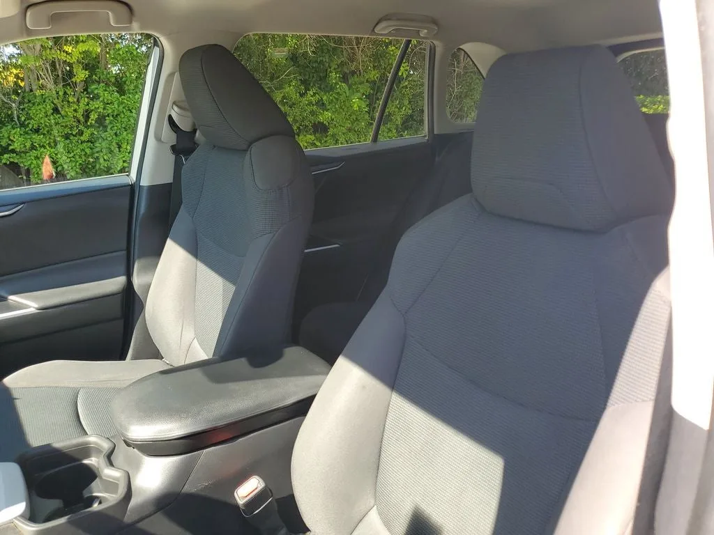 2021 Toyota RAV4 LE photo 19