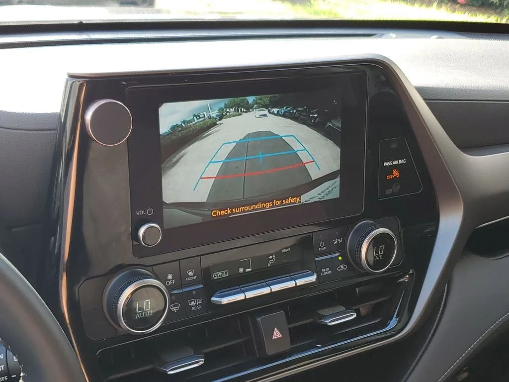 2024 Toyota Highlander LE photo 29