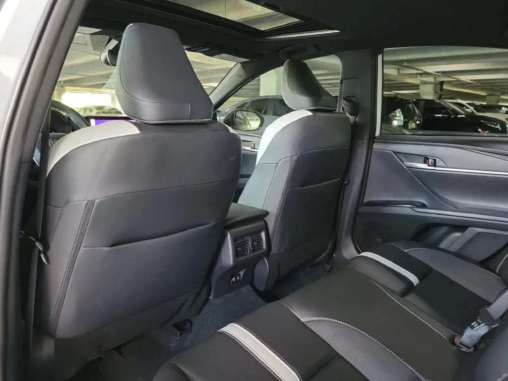 2025 Toyota Camry SE photo 11