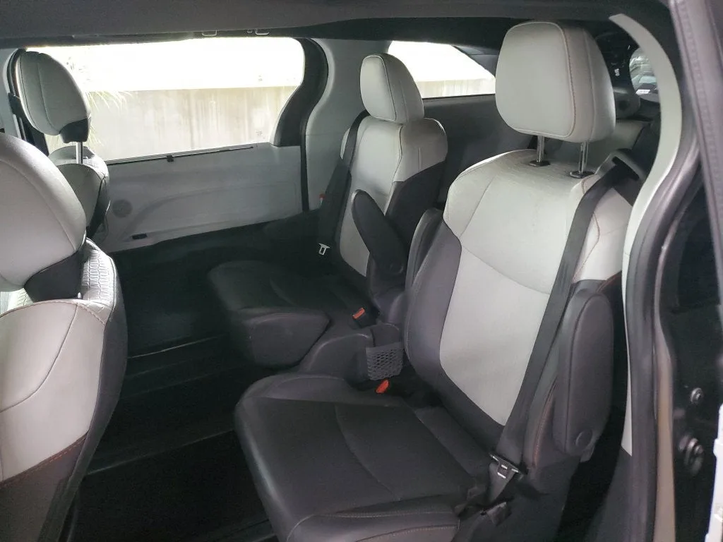 2021 Toyota Sienna XSE 7 Passenger photo 11