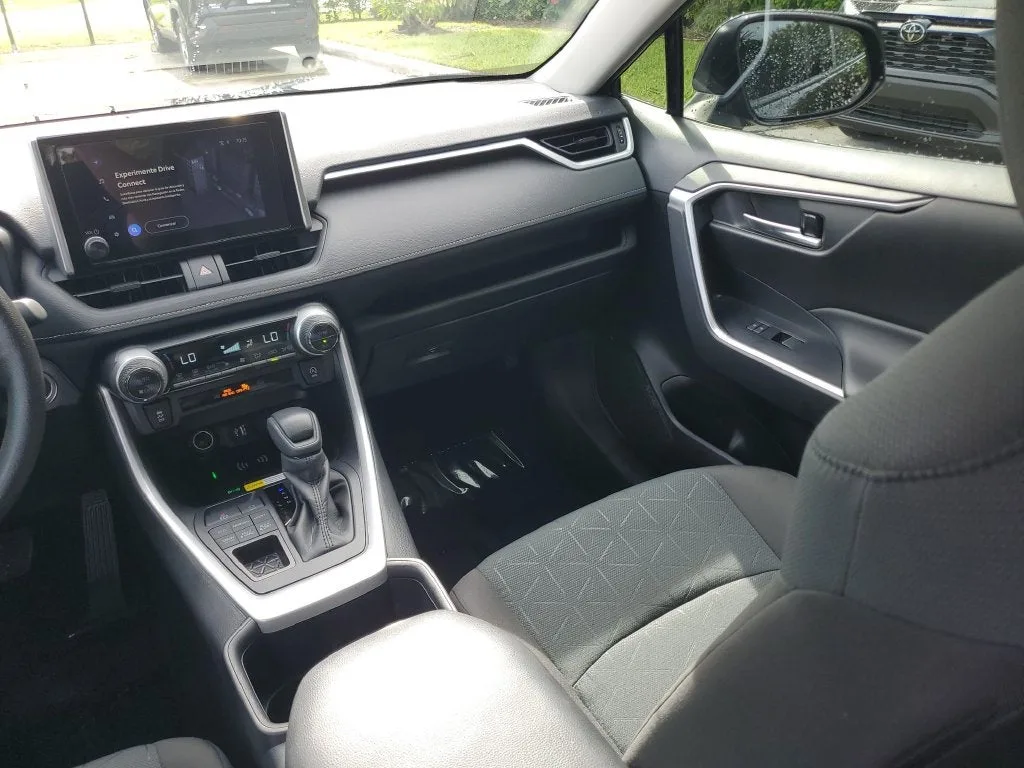 2025 Toyota RAV4 XLE photo 16