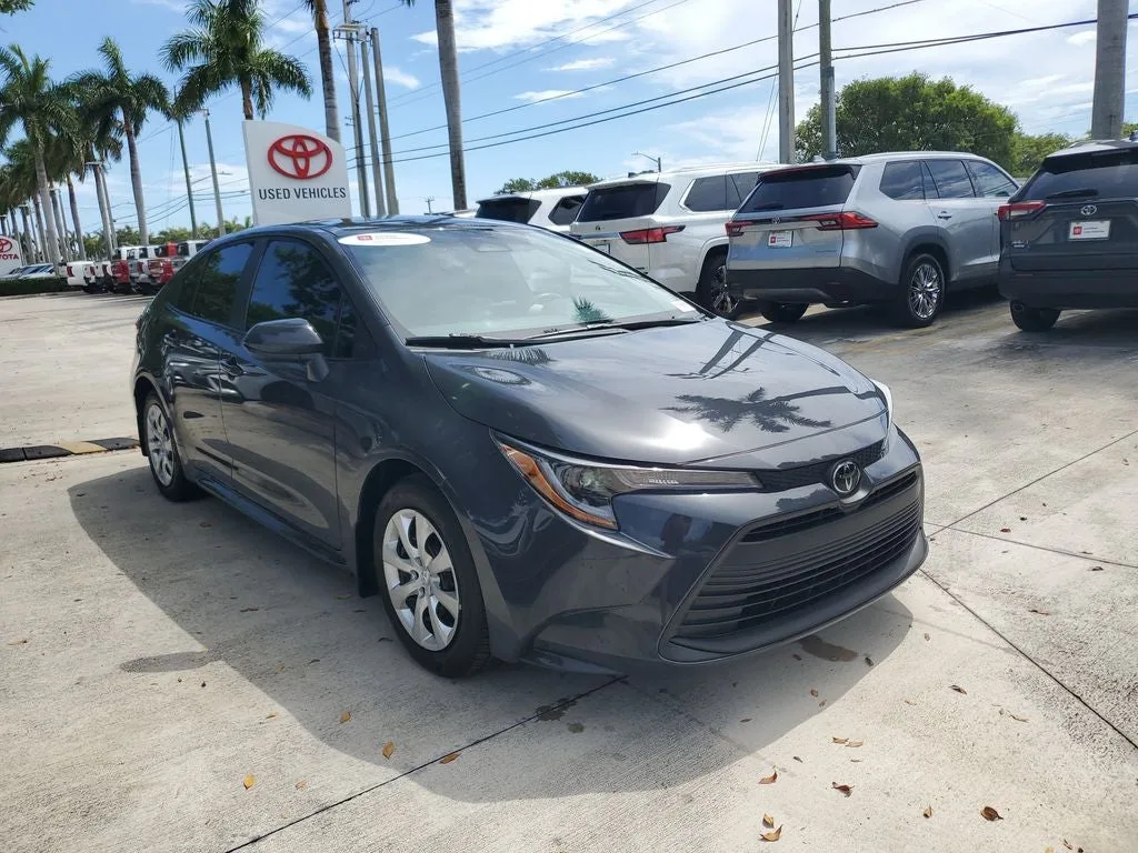 2025 Toyota Corolla LE photo 3