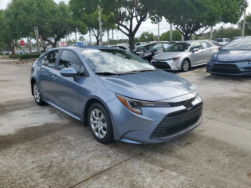 2025 Toyota Corolla LE photo 3
