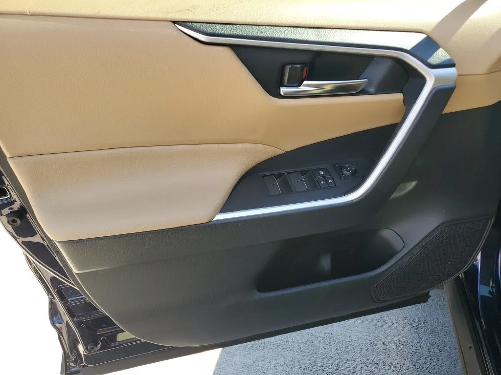 2024 Toyota RAV4 Hybrid XLE photo 17