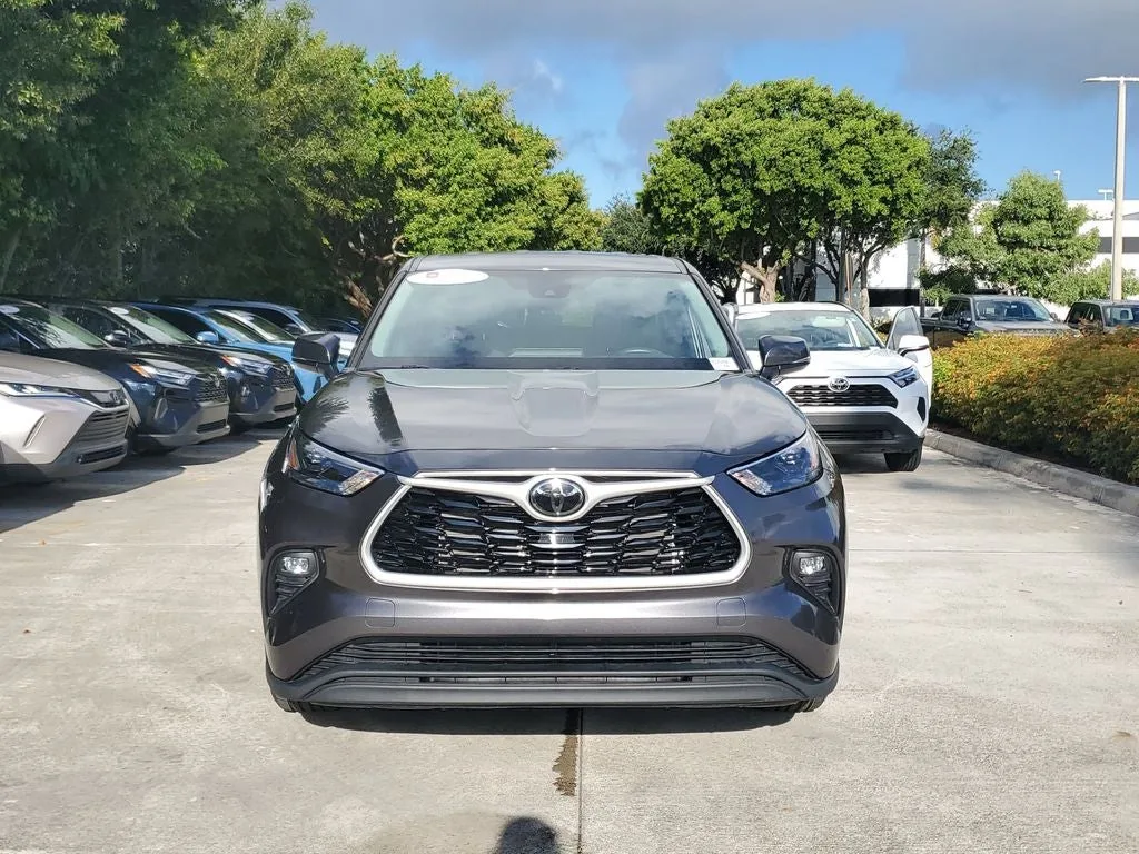 2024 Toyota Highlander LE photo 2