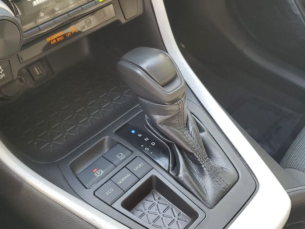 2021 Toyota RAV4 LE photo 29