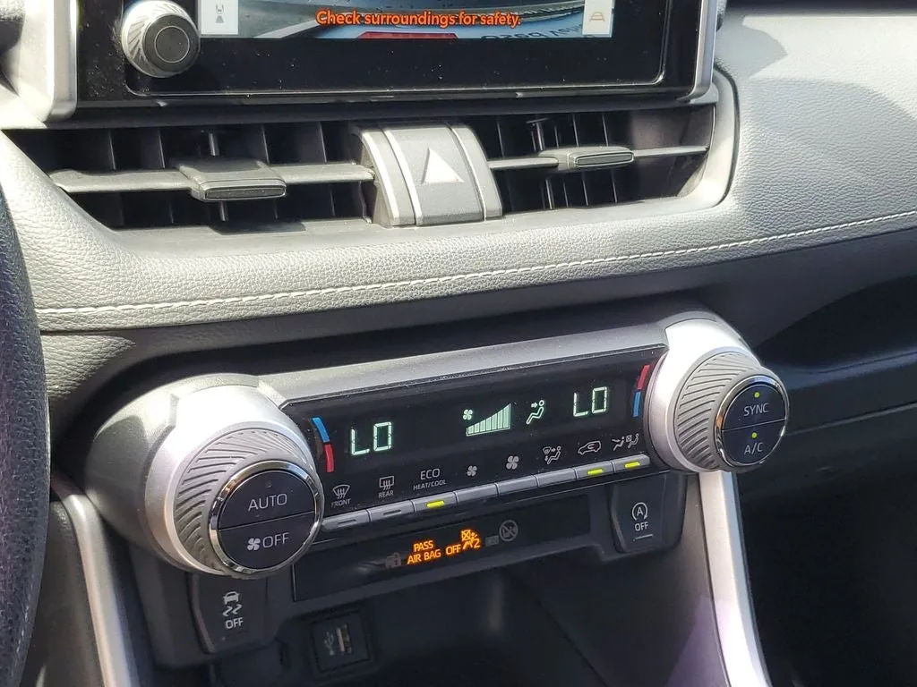 2024 Toyota RAV4 XLE photo 28