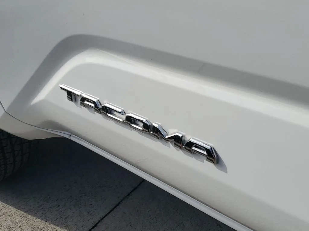 2024 Toyota Tacoma SR5 photo 9
