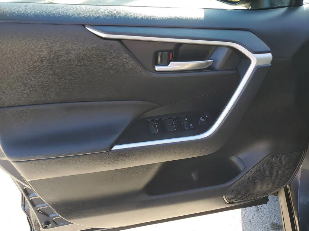 2025 Toyota RAV4 XLE photo 18