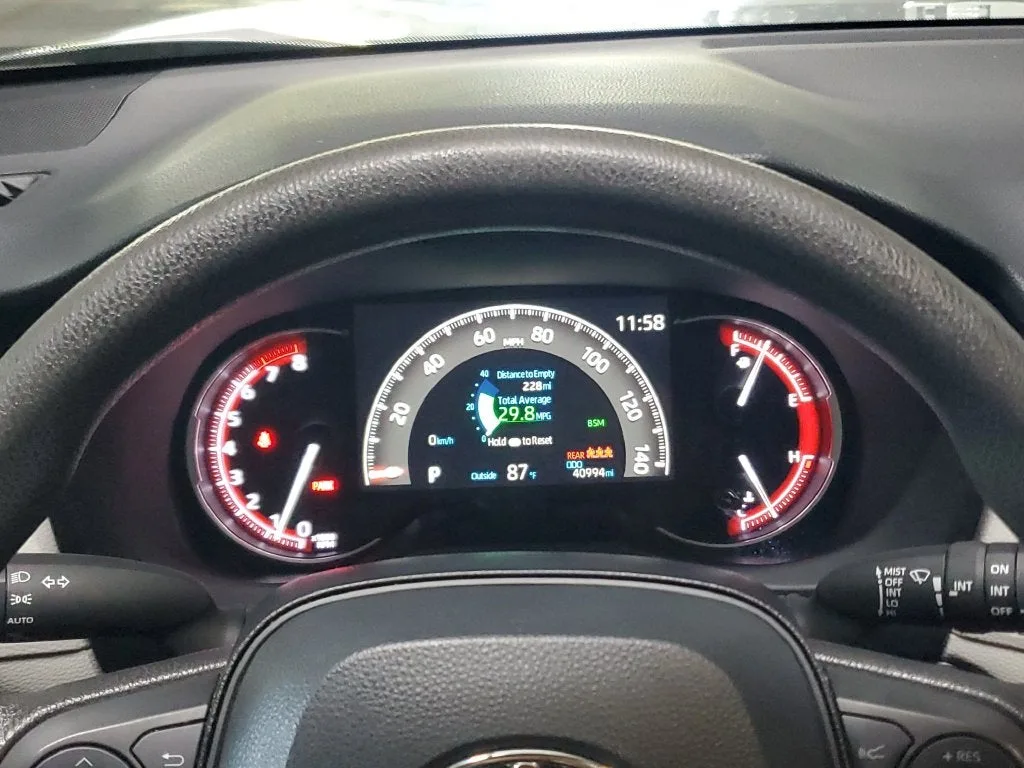 2025 Toyota RAV4 XLE photo 25