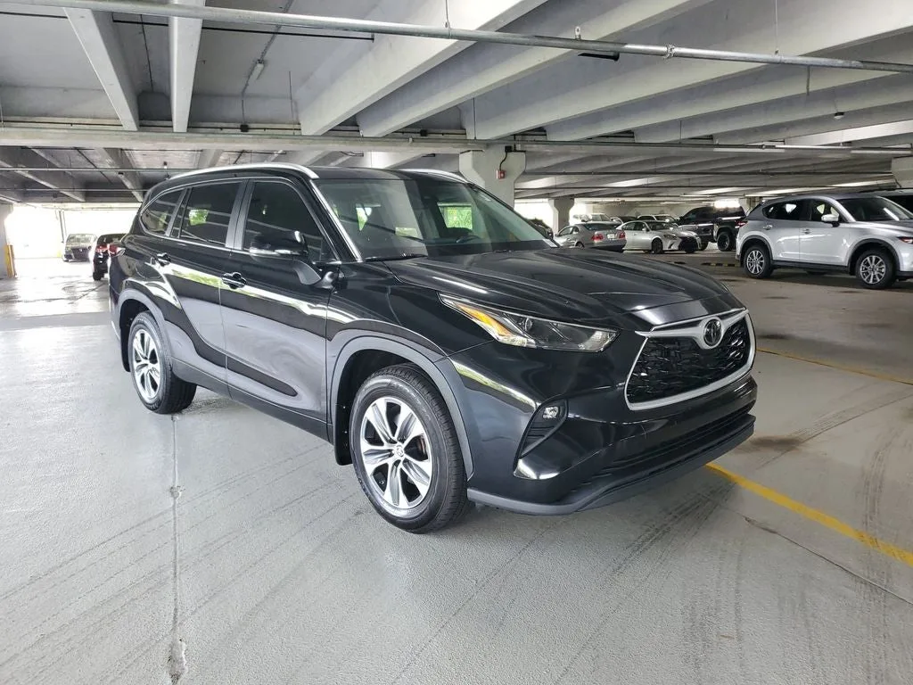 2024 Toyota Highlander XLE photo 3