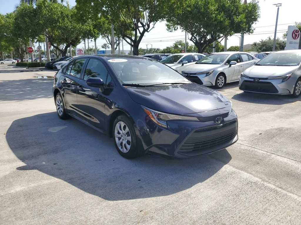 2023 Toyota Corolla LE photo 3