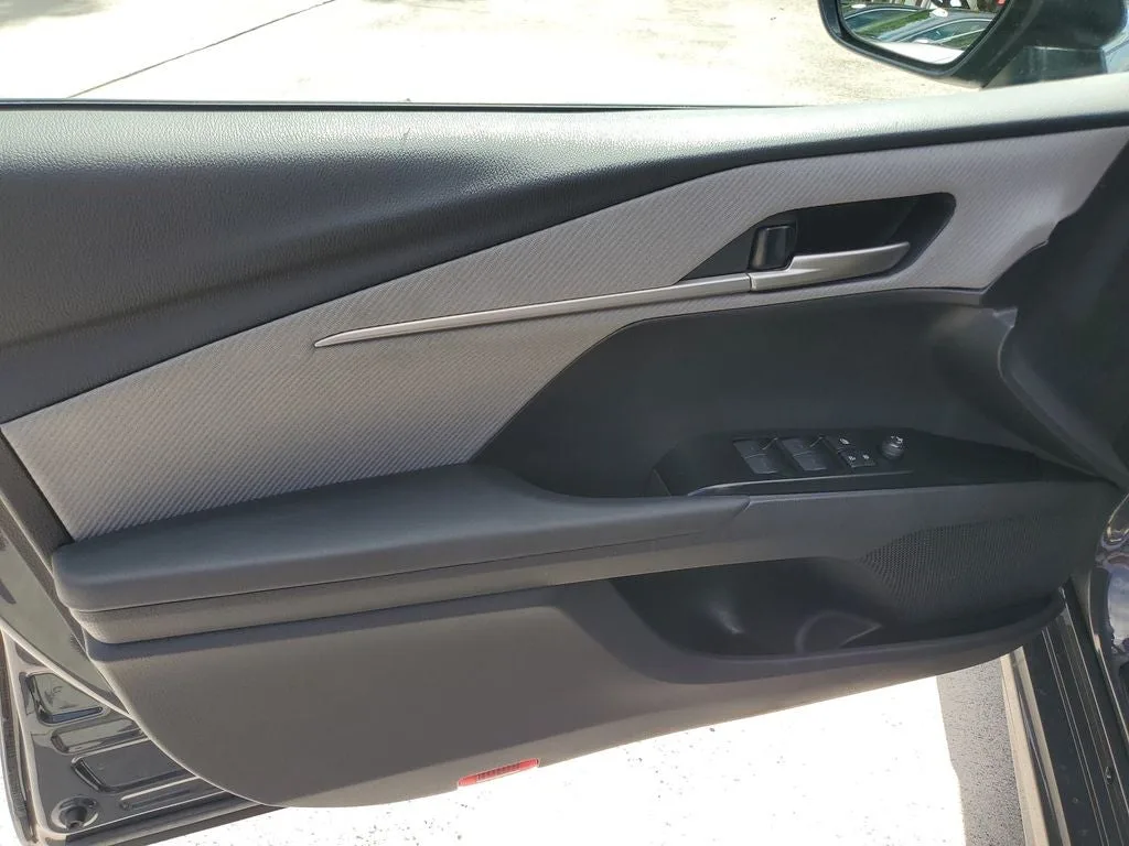 2025 Toyota Camry SE photo 17
