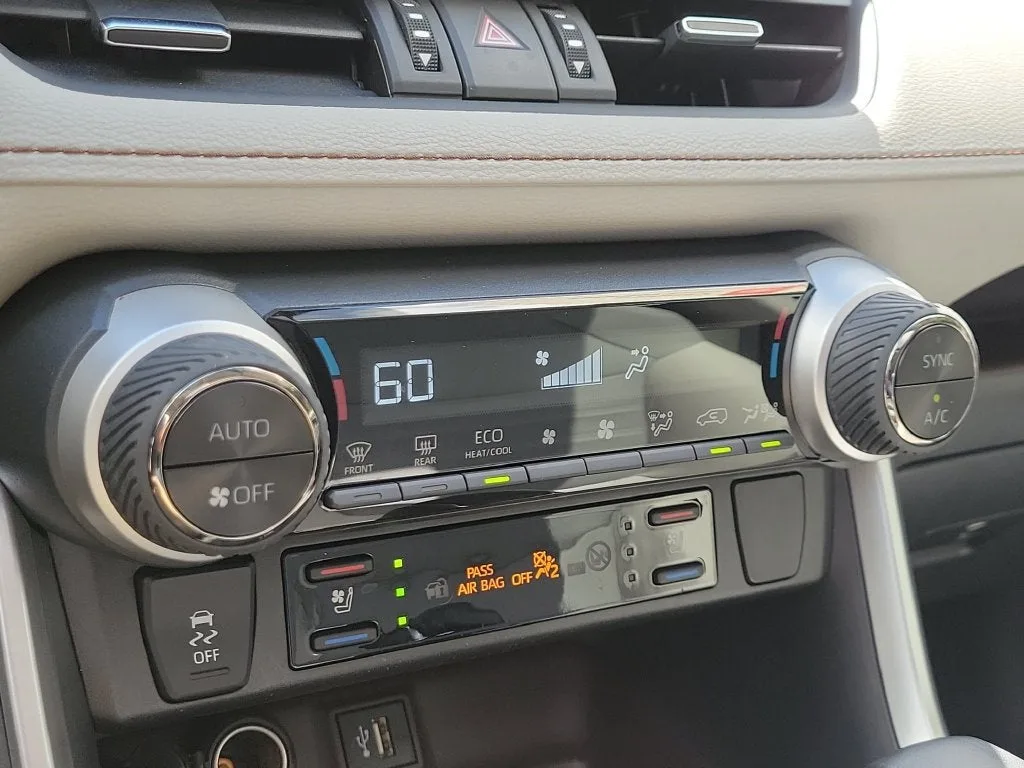 2023 Toyota RAV4 Hybrid Limited photo 31
