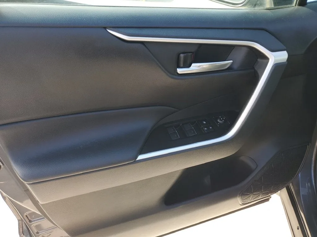 2023 Toyota RAV4 XLE photo 16