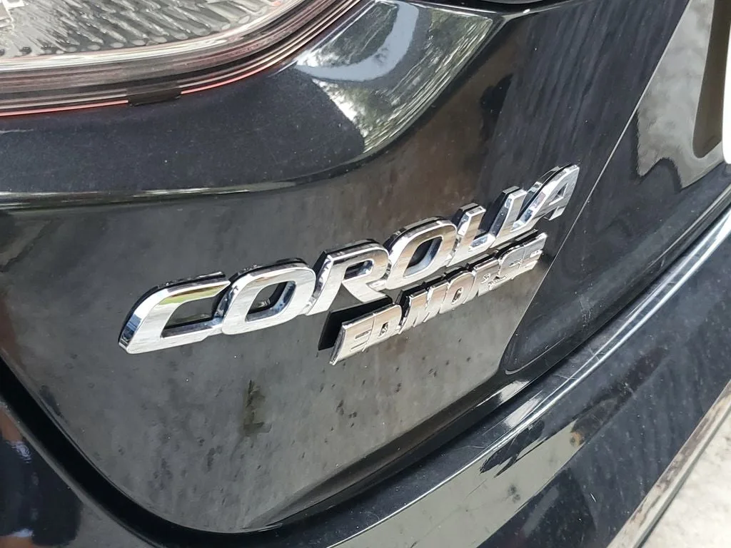 2022 Toyota Corolla LE photo 3