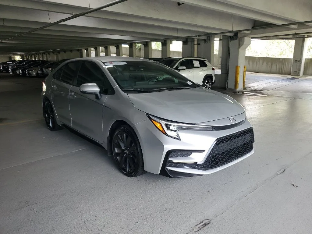 2026 Toyota Corolla SE photo 3