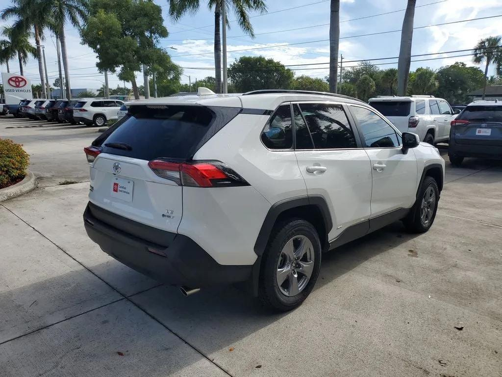 2025 Toyota RAV4 Hybrid LE photo 4