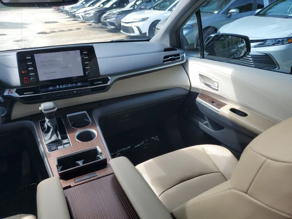 2024 Toyota Sienna XLE 8 Passenger photo 18