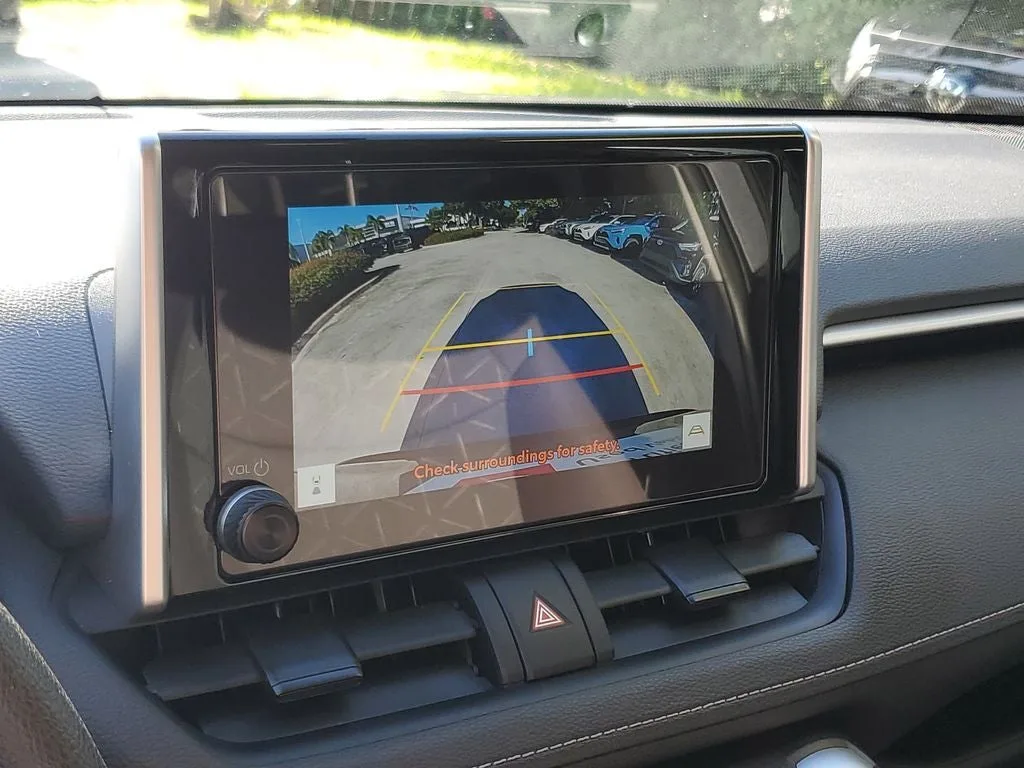 2025 Toyota RAV4 XLE photo 27