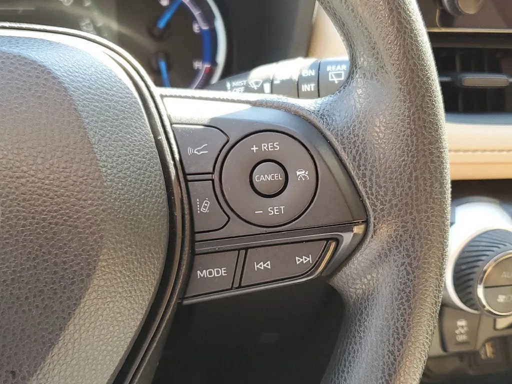 2024 Toyota RAV4 Hybrid XLE photo 24
