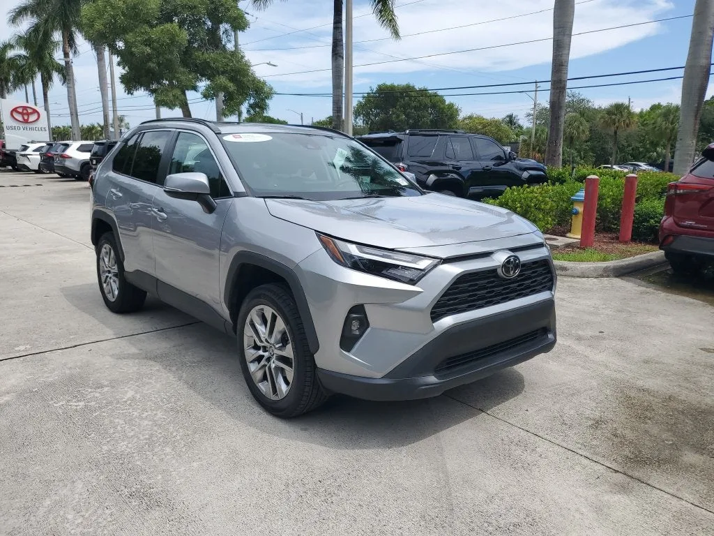 2023 Toyota RAV4 XLE Premium photo 3