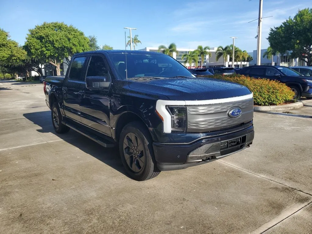 2022 Ford F-150 Lightning Lariat photo 3