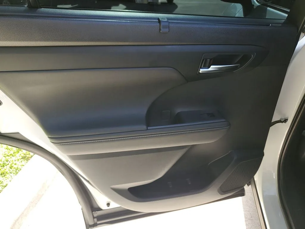 2024 Toyota Highlander XLE photo 12