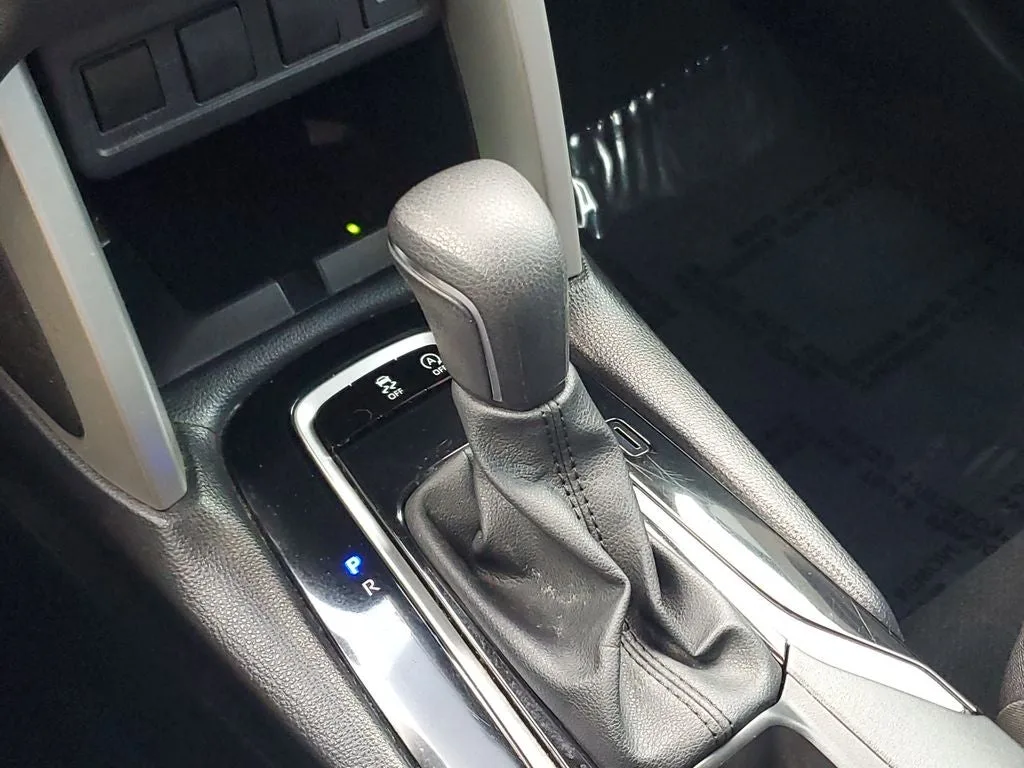 2024 Toyota Corolla Cross LE photo 29
