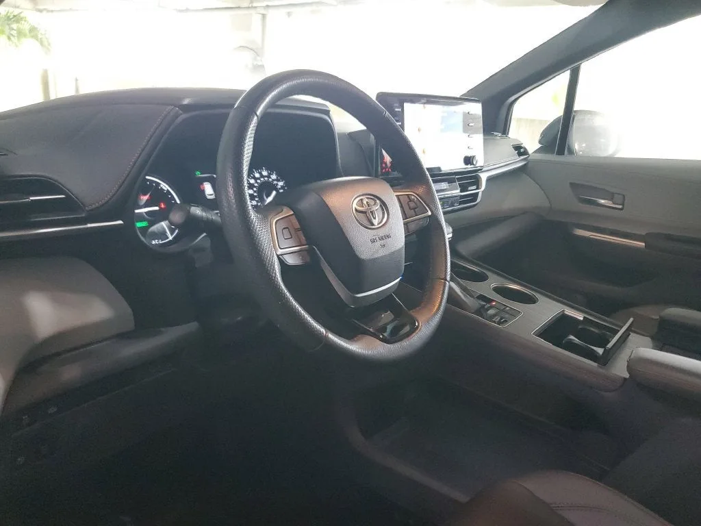 2021 Toyota Sienna XSE 7 Passenger photo 21