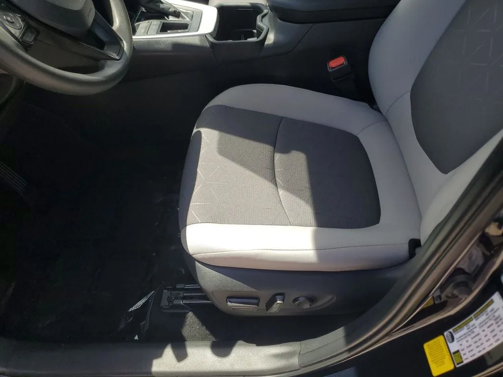 2024 Toyota RAV4 XLE photo 22