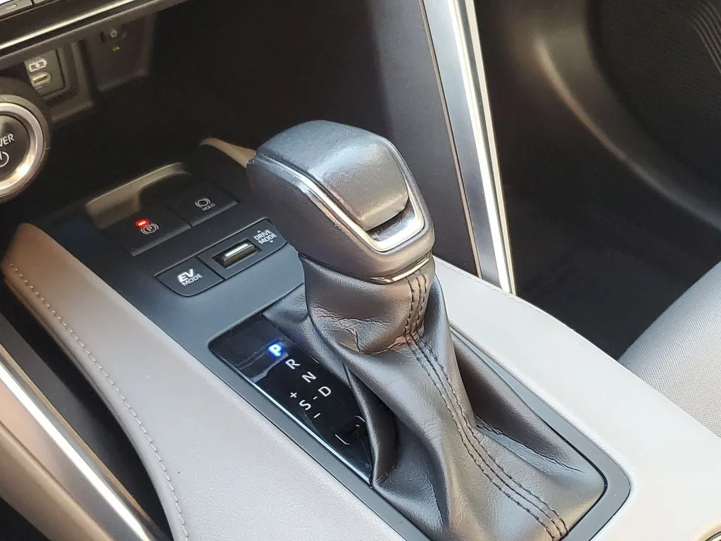 2023 Toyota Venza LE photo 28