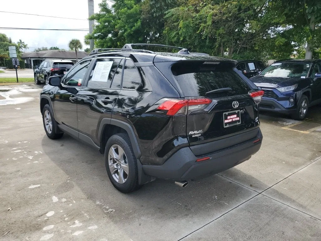 2025 Toyota RAV4 XLE photo 6
