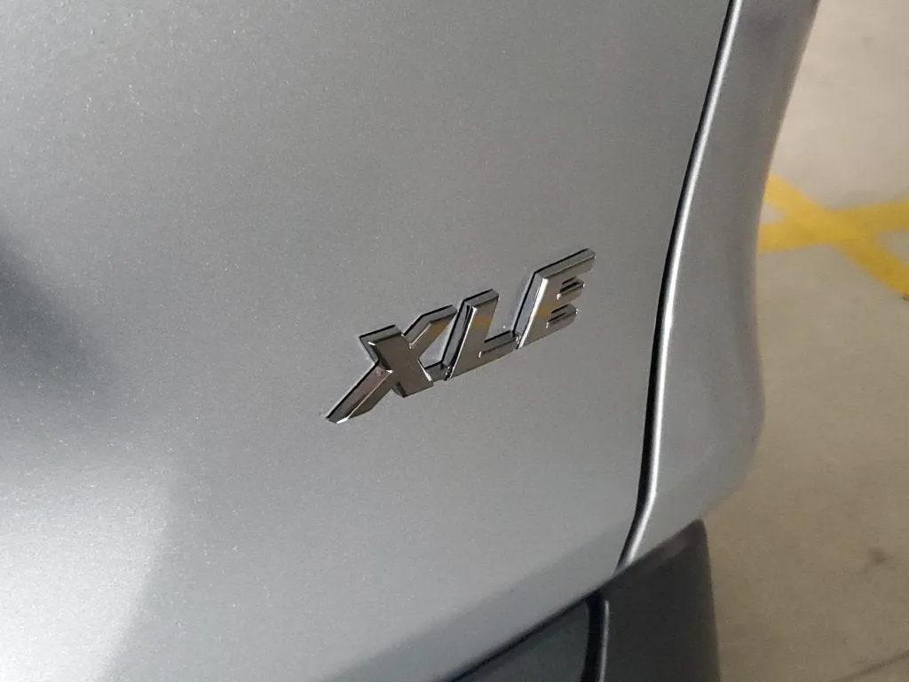 2025 Toyota RAV4 XLE photo 9