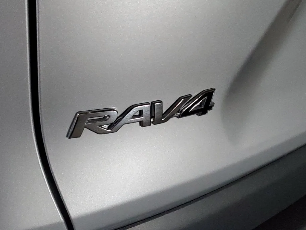2025 Toyota RAV4 XLE photo 8
