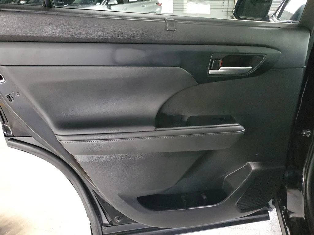 2024 Toyota Highlander XLE photo 12