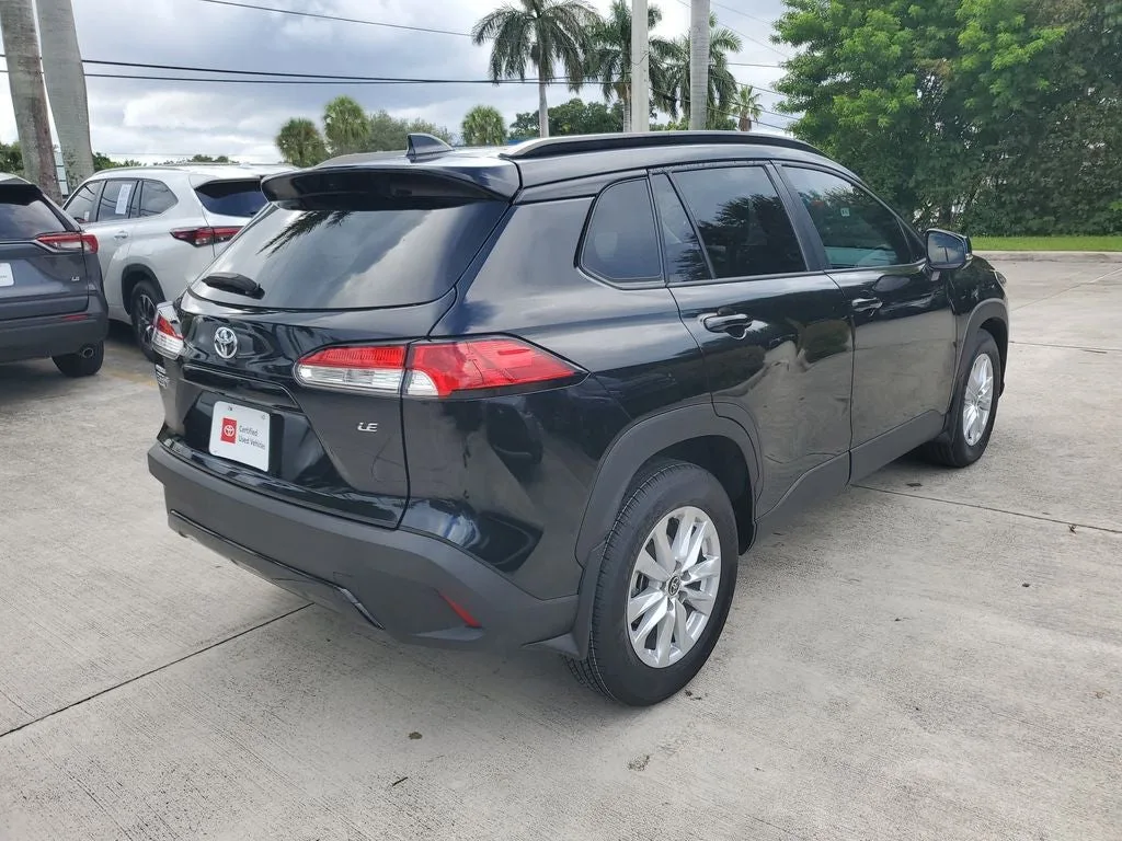 2024 Toyota Corolla Cross LE photo 6