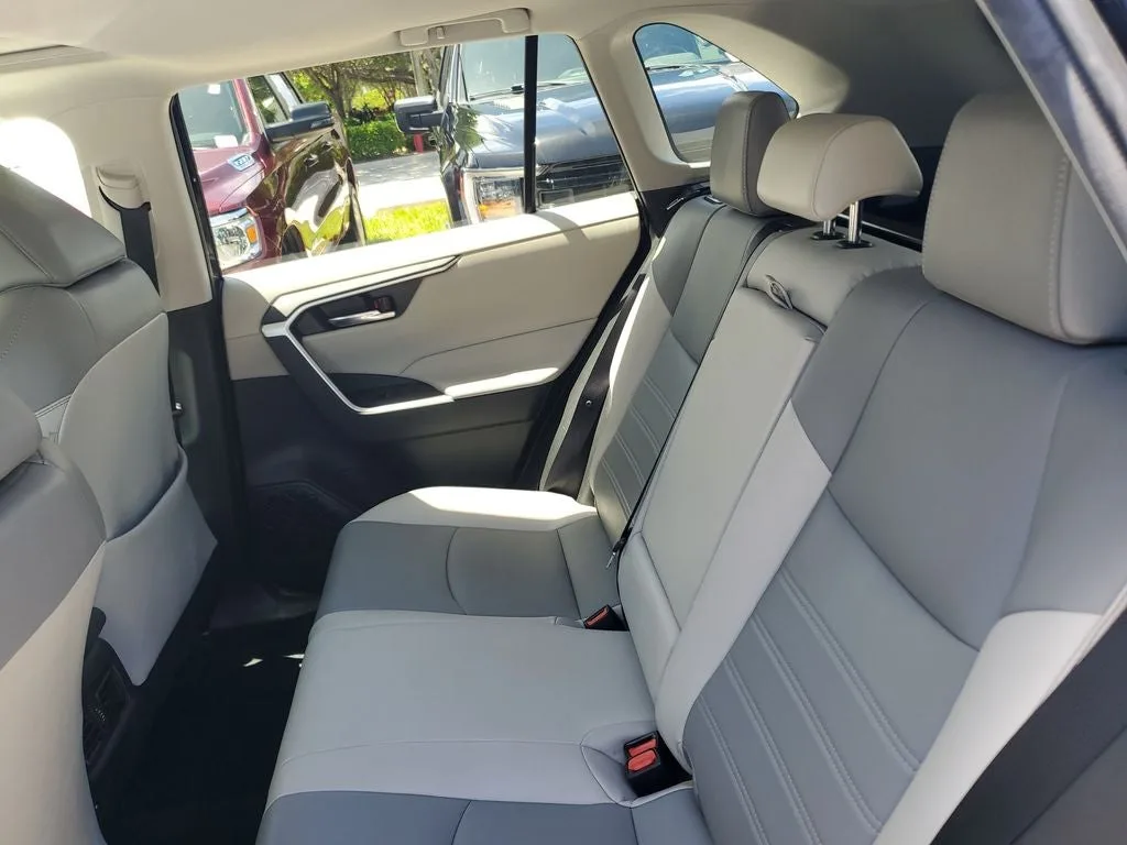 2021 Toyota RAV4 Hybrid XLE Premium photo 13