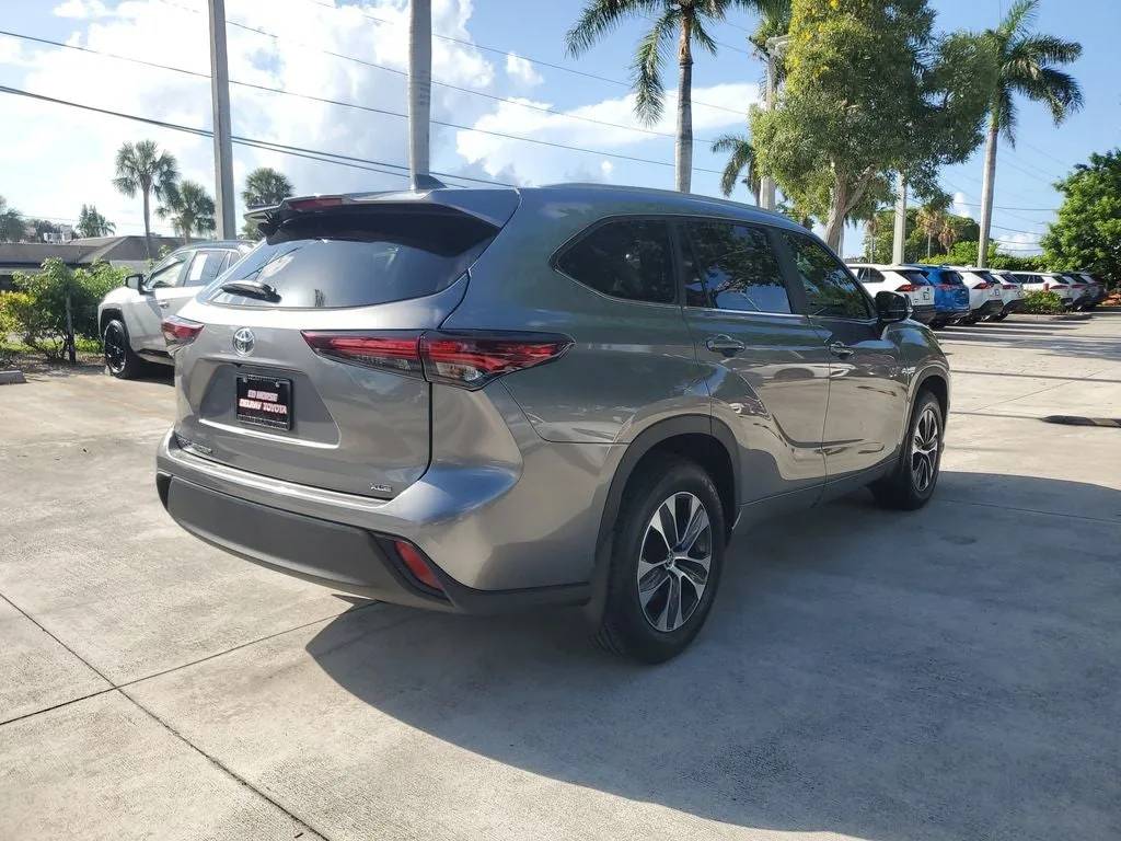2025 Toyota Highlander XLE photo 4