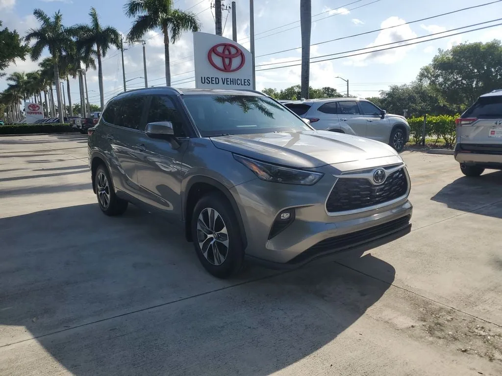 2025 Toyota Highlander XLE photo 3