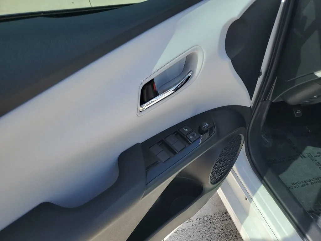 2022 Toyota Prius LE photo 18