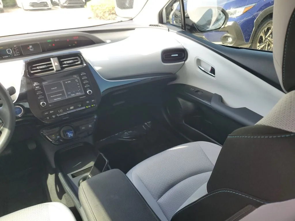 2022 Toyota Prius LE photo 16