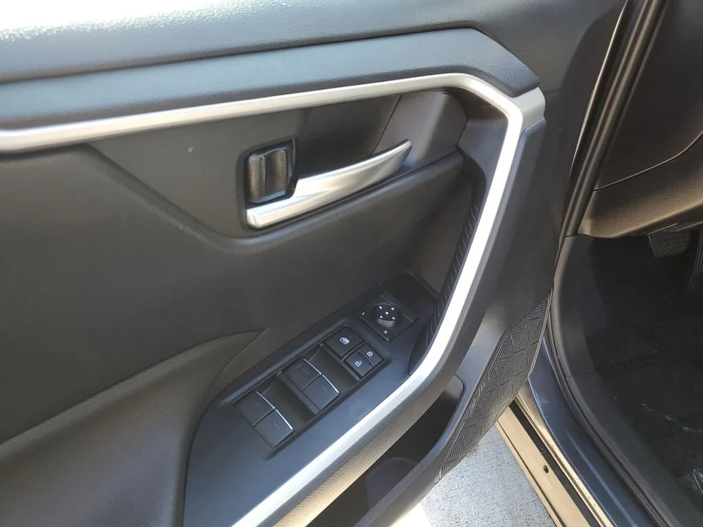 2025 Toyota RAV4 XLE photo 19