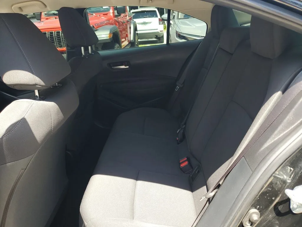 2021 Toyota Corolla LE photo 12