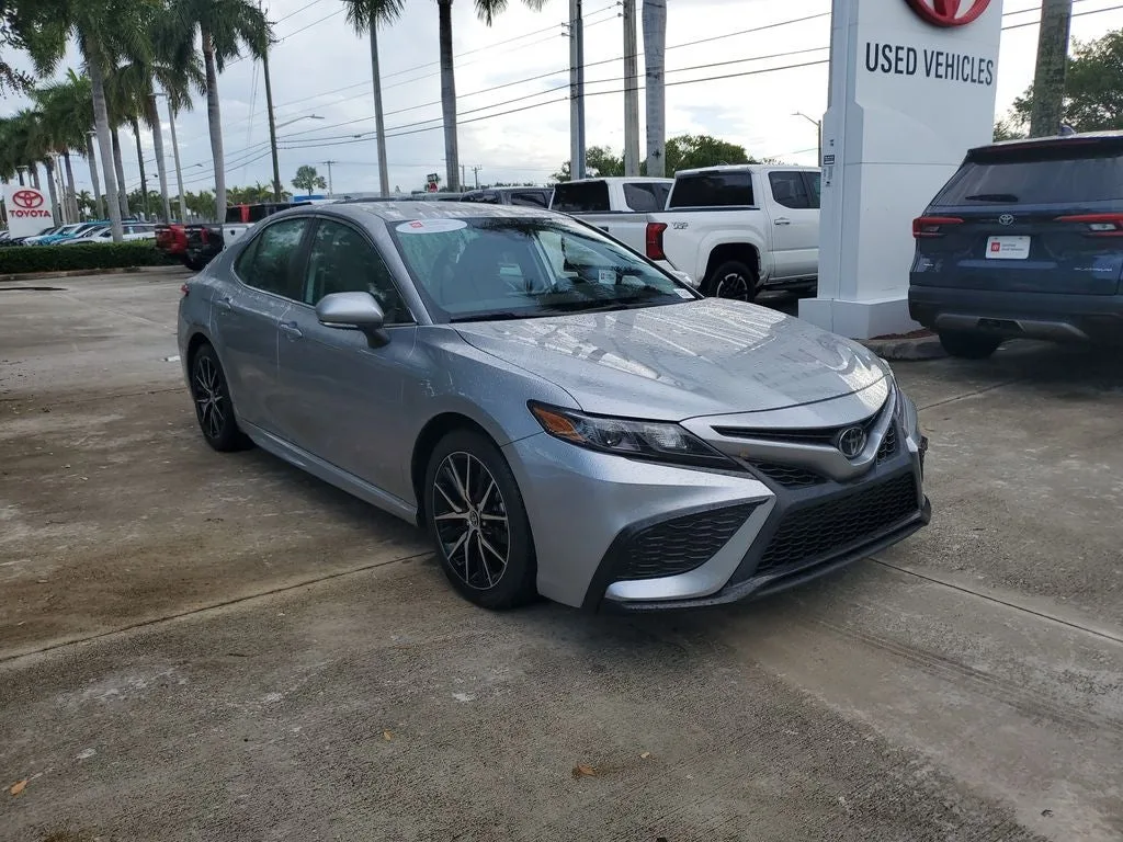 2024 Toyota Camry SE photo 3