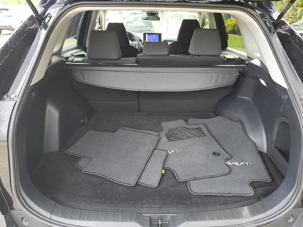 2025 Toyota RAV4 Hybrid LE photo 10